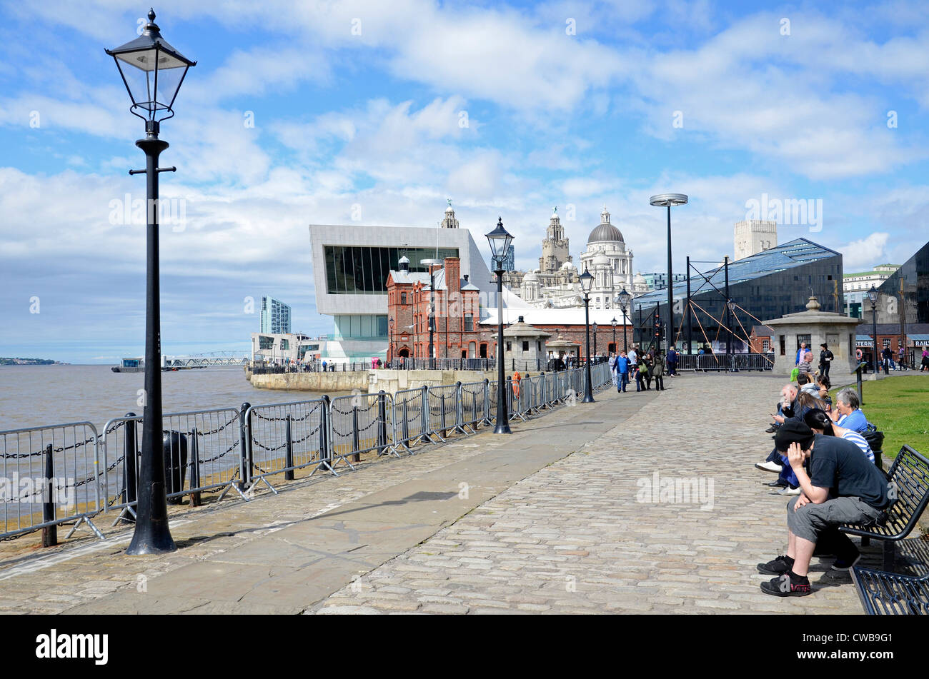 Menschen entspannen am Ufer vom Fluss Mersey in Liverpool, England, UK Stockfoto
