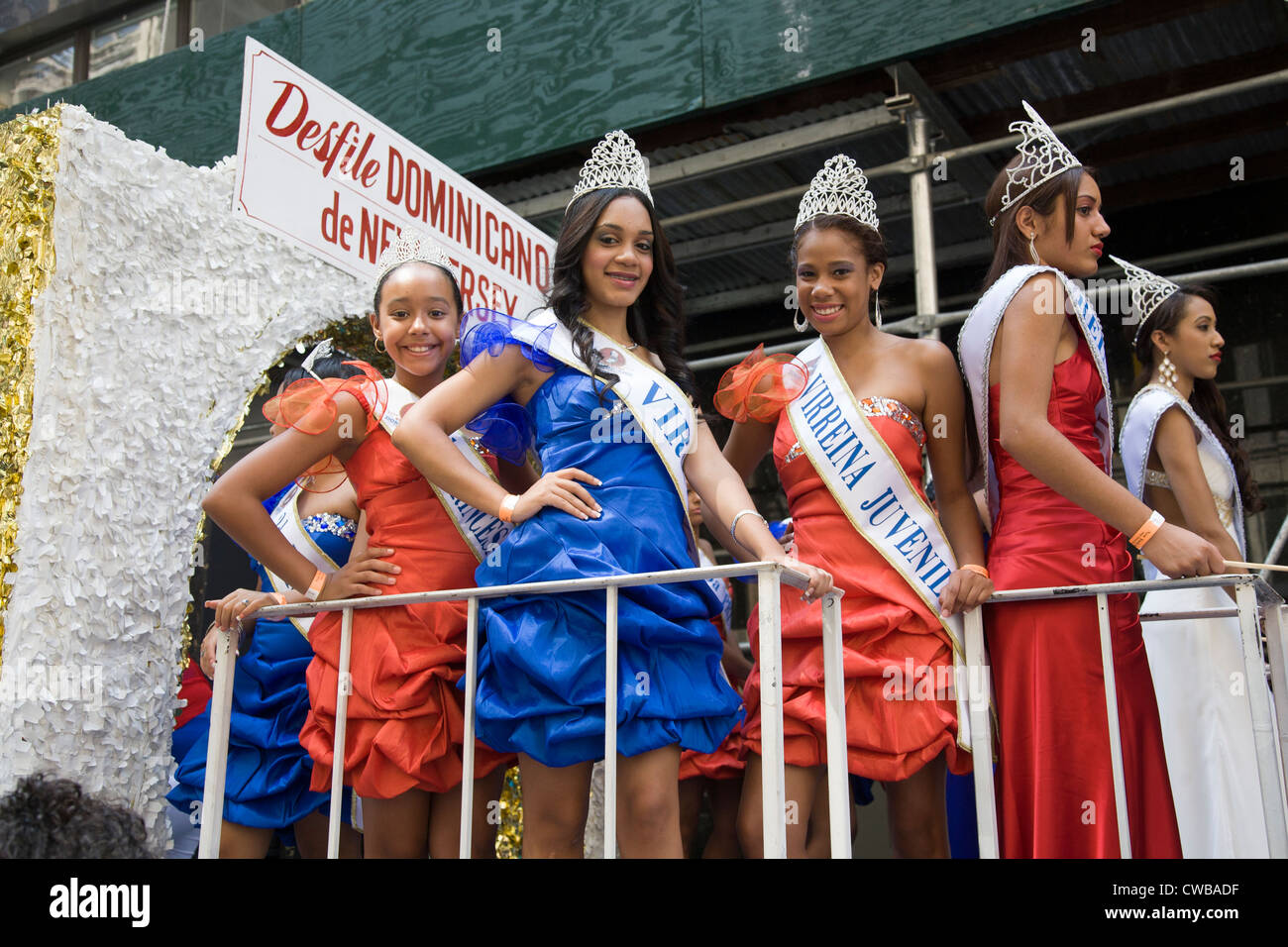 Eine Gruppe von jungen Dominikanischen Prinzessinnen bereit, einen Schwimmer auf der Avenue of Americas bei der Dominikanischen Day Parade in New York City zu fahren Stockfoto