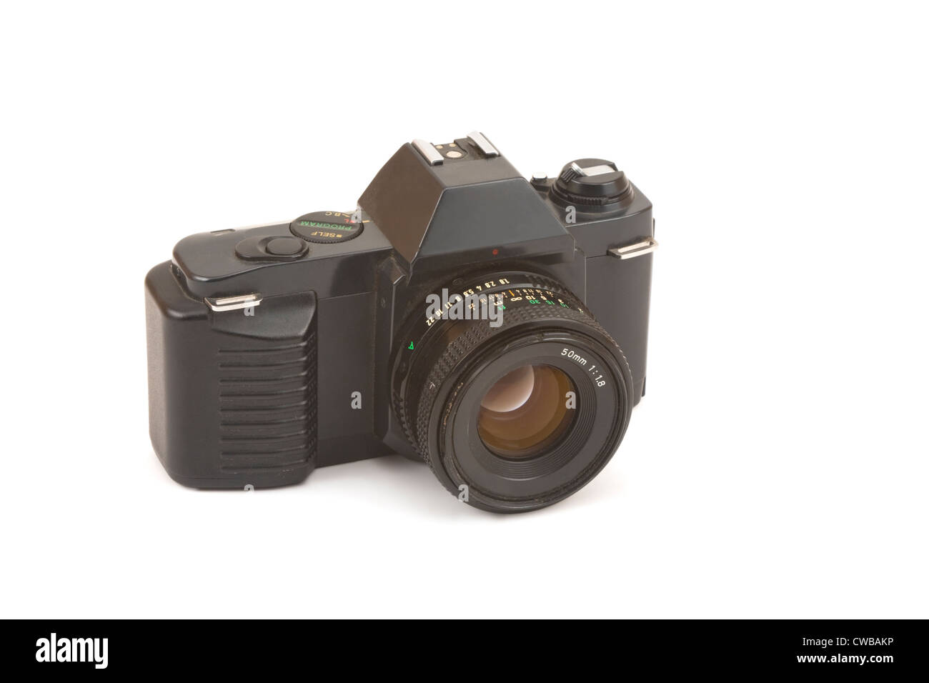 Schwarze 35mm SLR Filmkamera auf weißem Hintergrund. Stockfoto