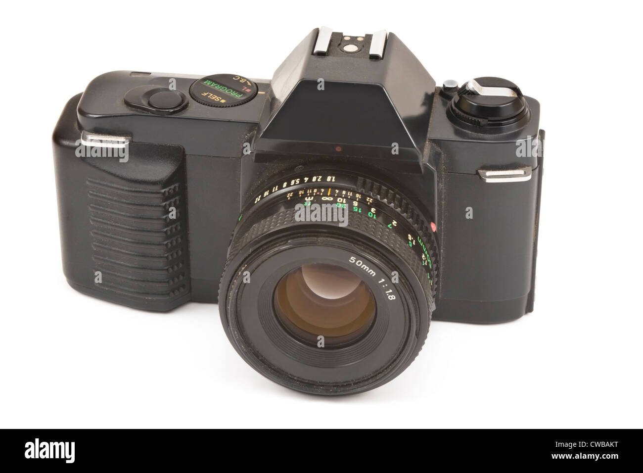 Schwarze 35mm SLR Filmkamera auf weißem Hintergrund. Stockfoto