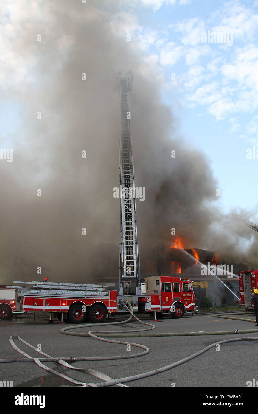 Detroit Feuerwehr Antenne an der Szene der mehrerer Alarm Brand in Highland Park, Michigan, USA Stockfoto