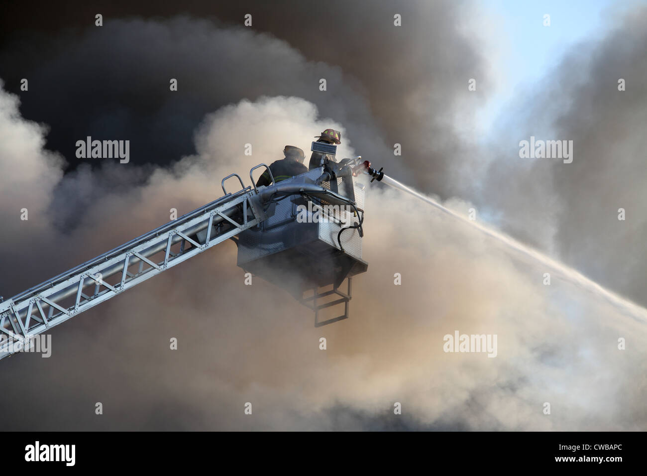 Highland Park Feuerwehr Hubarbeitsbühne gießen Wasser auf freie kommerzielle Gebäudebrand Highland Park, Michigan USA Stockfoto