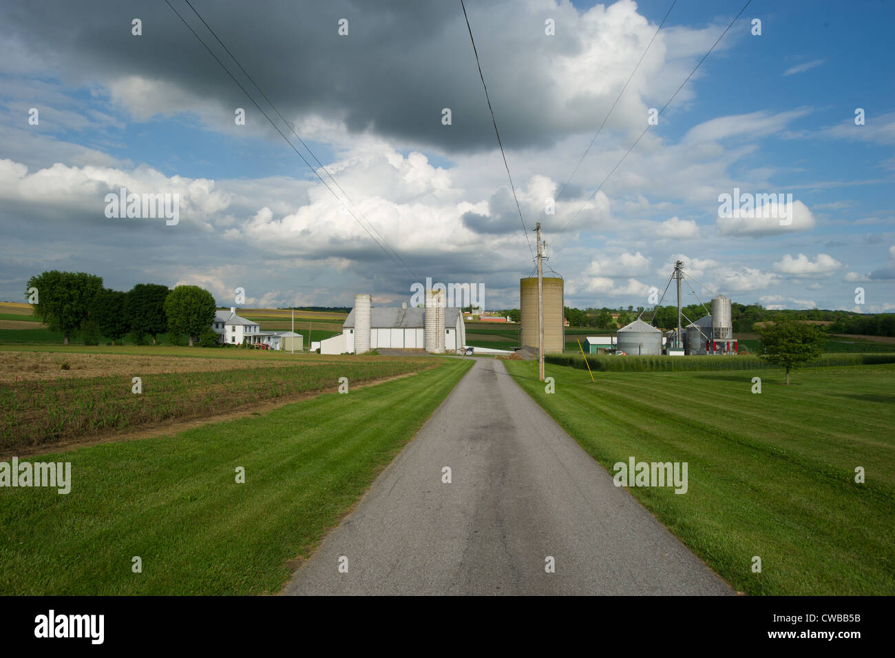 Dreck Weg zum Bauernhof, Scheunen, Silos Stockfoto