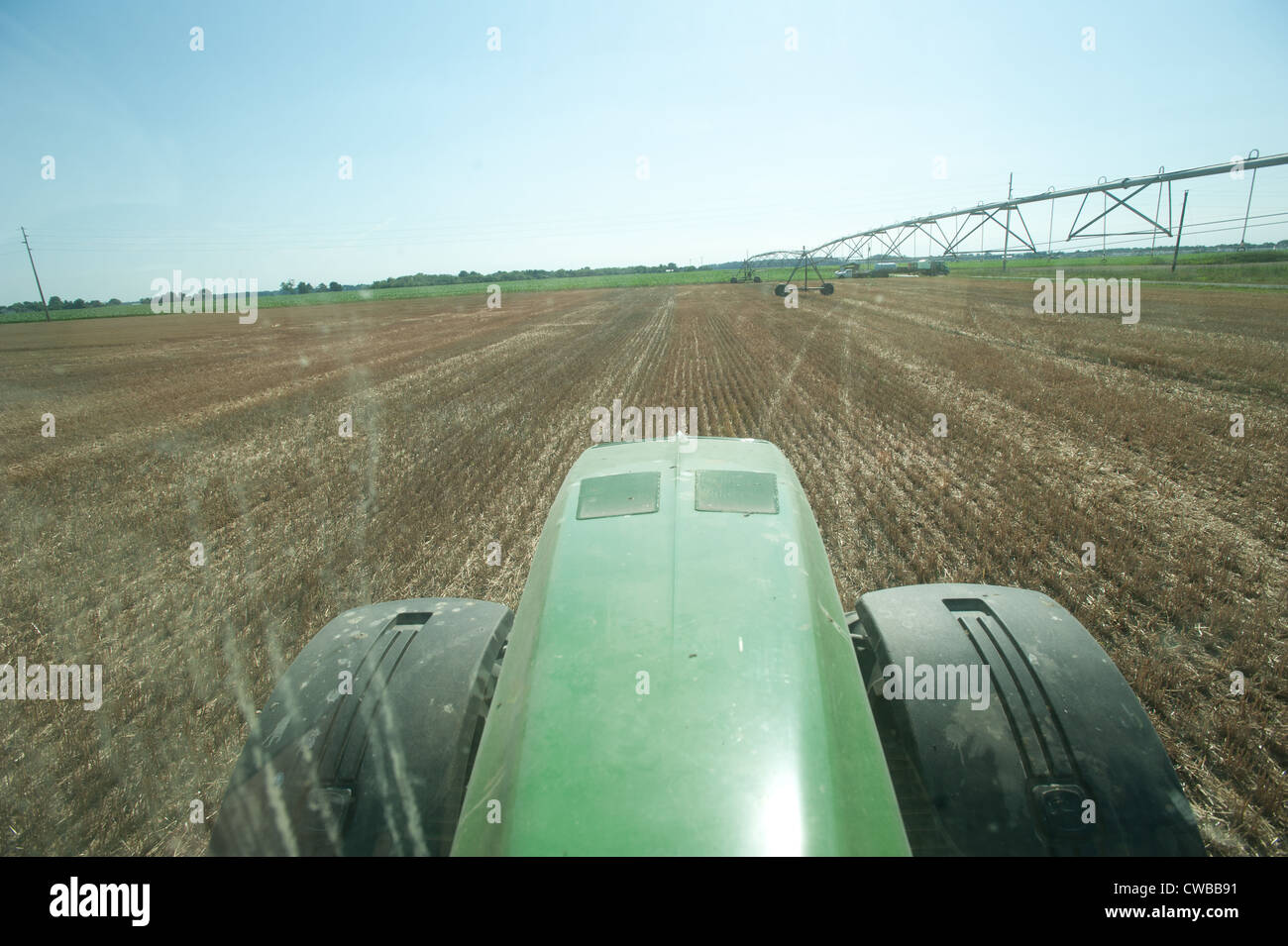 Front-End eines Traktors Pflügen durch Bereich der Bauernhof Stockfoto