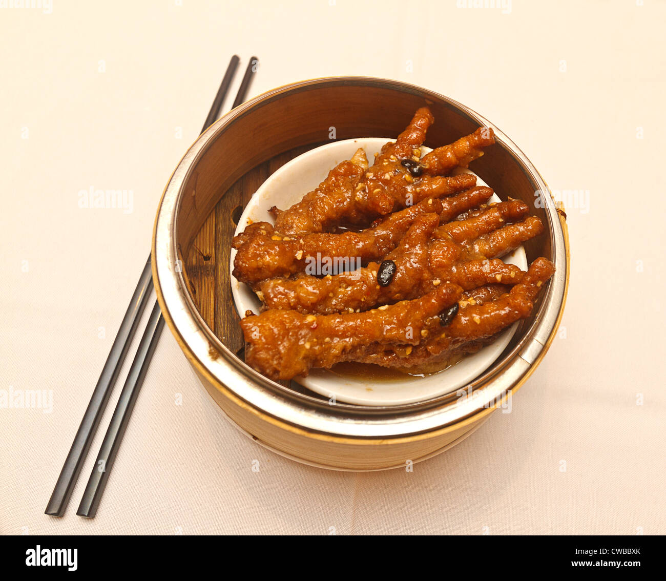 Hühnerfüße, ein beliebtes chinesisches Gericht oft serviert für Dim Sum, die chinesische Brunch. Stockfoto