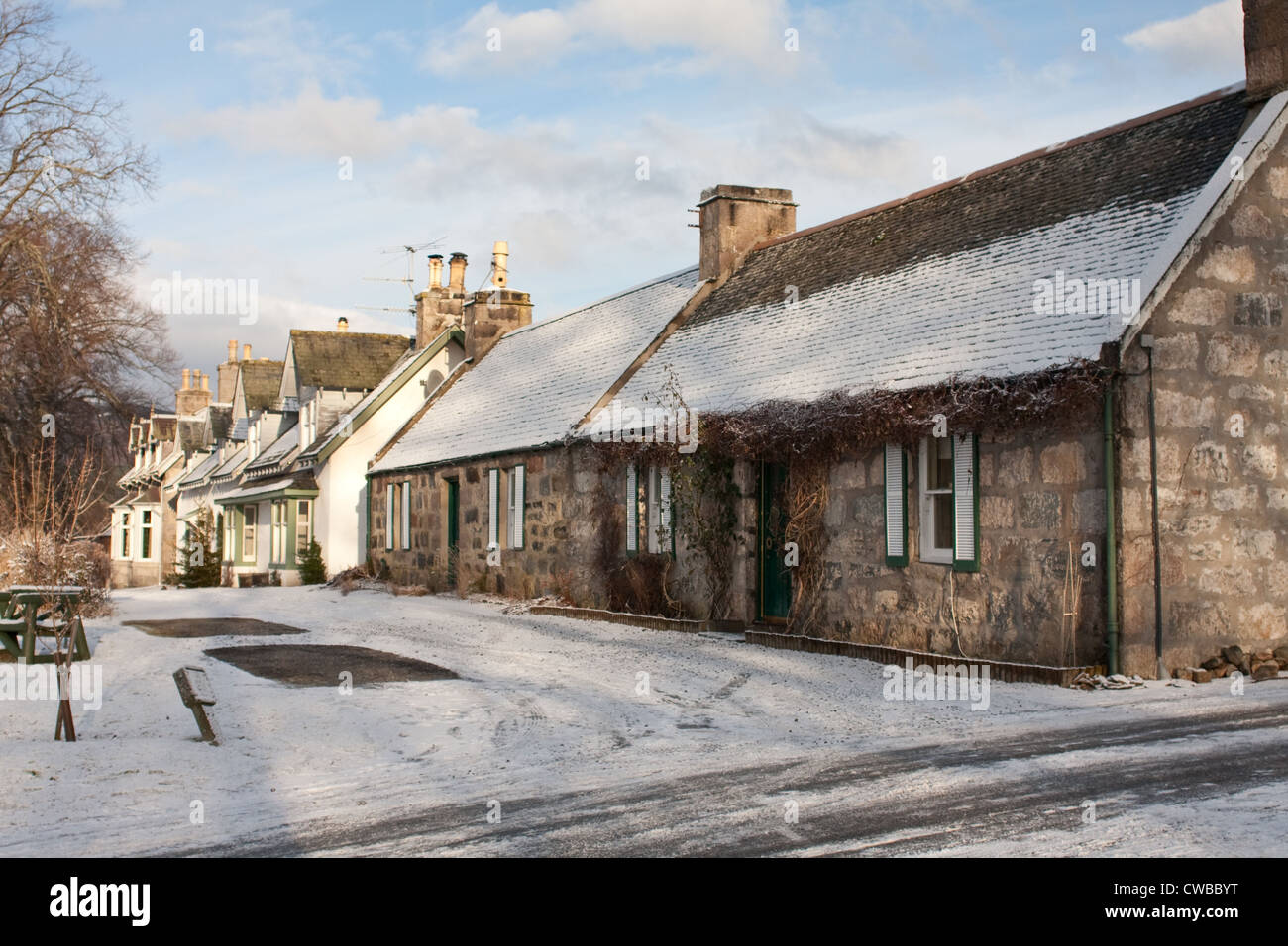 Häuser in Braemar mit Schnee bedeckt Stockfoto