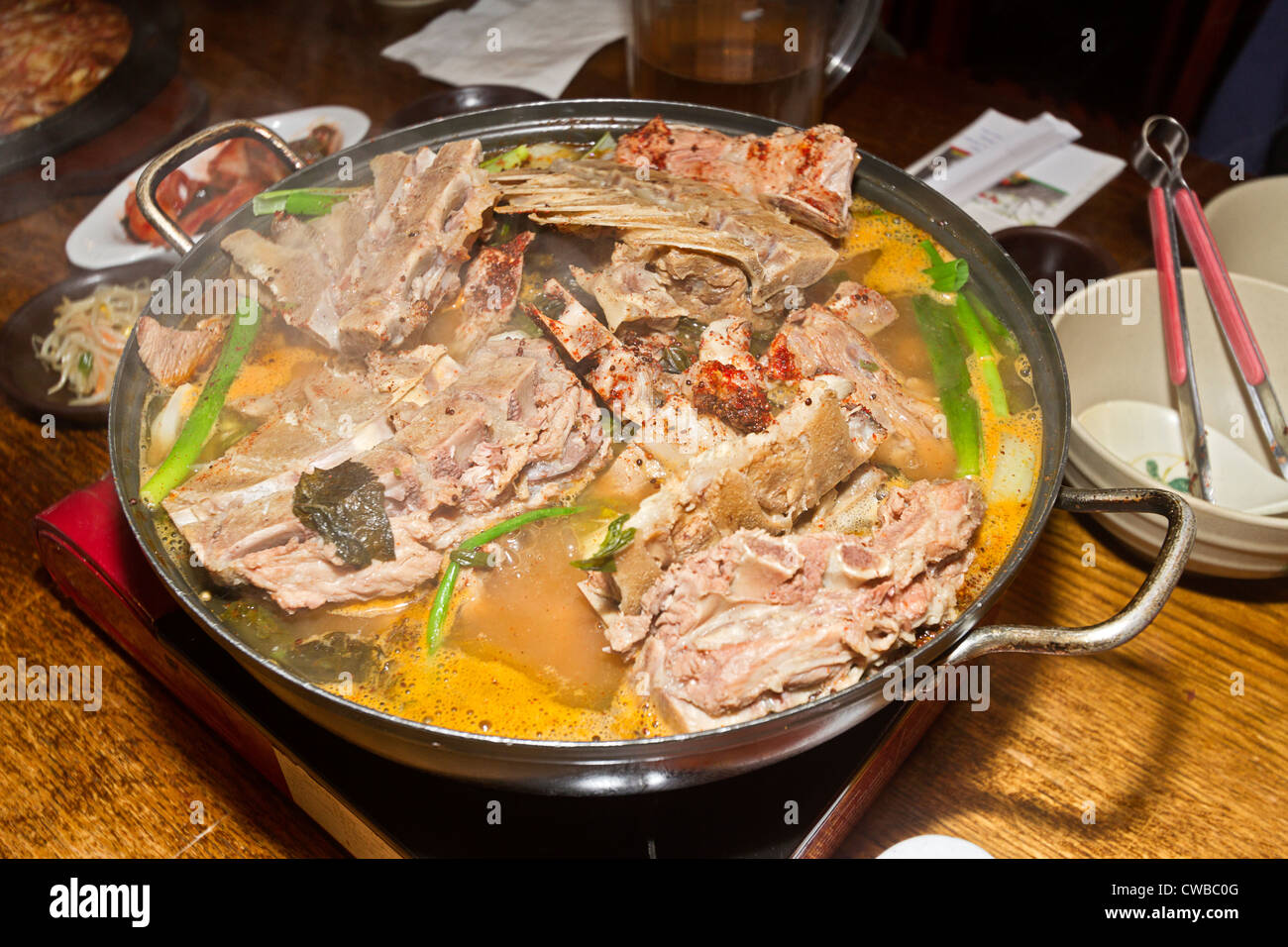 Koreanische Gericht namens Gam ja Tahng umfasst Schweinefleisch zurück und mit Grün und Gemüse Halswirbelknochen im heißen Topf Stockfoto