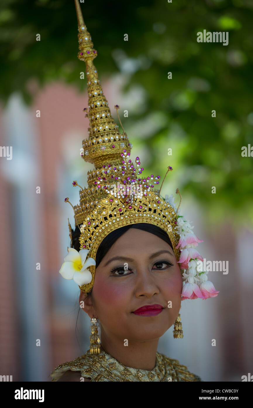 Frau trägt traditionelle kambodschanisches Kleid für besondere Anlässe-Tanz-performance Stockfoto