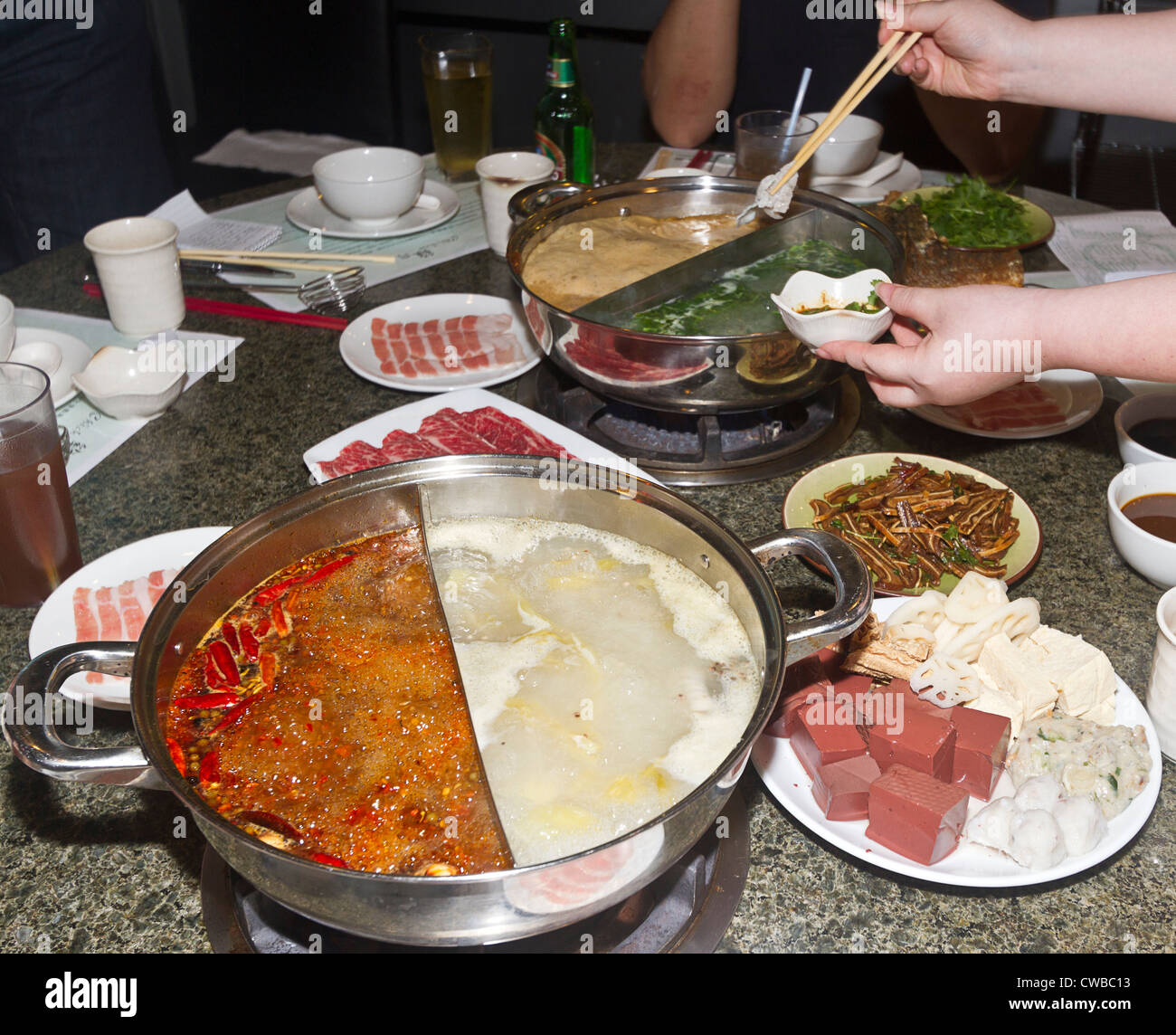 Kantonesischen Stil Fondue oder Hot Pot, wo Fleisch, Huhn und Fisch, sind in der heißen Suppe gekocht. Stockfoto