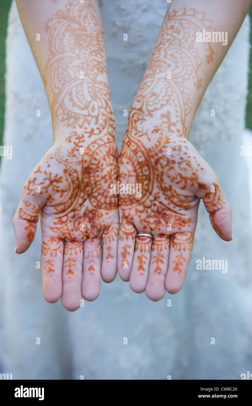 Bräute Hände bedeckt im Henna-Tattoo für indische Zeremonie Stockfoto