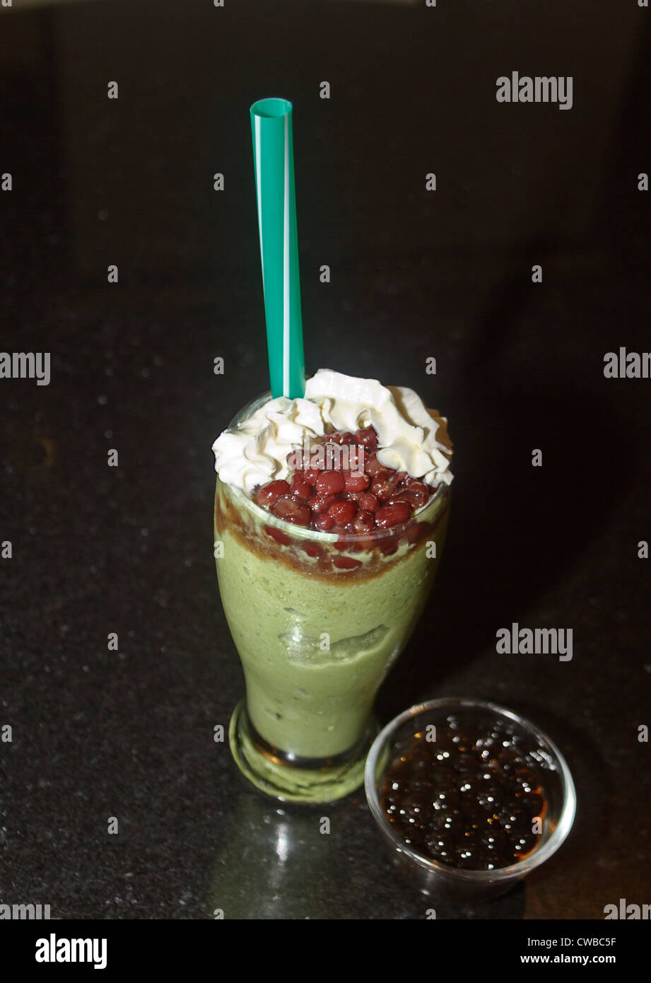 Matcha Grüntee Frappe, einer der vielen "bubble" Tees in asiatischen Restaurants serviert Stockfoto