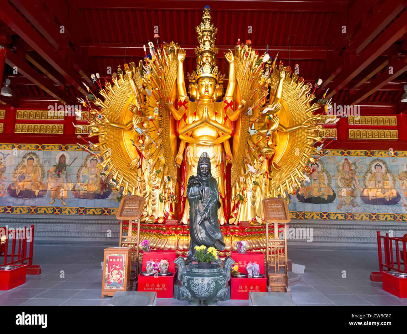 Internationale buddhistische Tempel in Richmond, British Columbia, Kanada. Tausend bewaffneten Guan Yin Statue in sieben Buddha Pavillon. Stockfoto