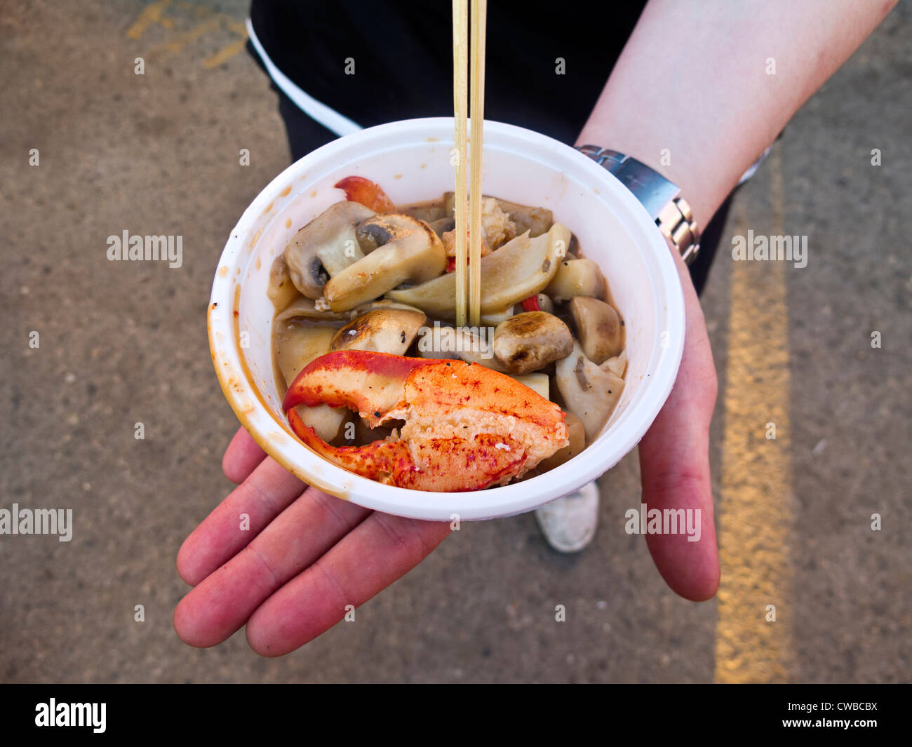 Hummergreifer und Pilze serviert am Nachtmarkt Richmond, Richmond, Britisch-Kolumbien, Kanada. Stockfoto