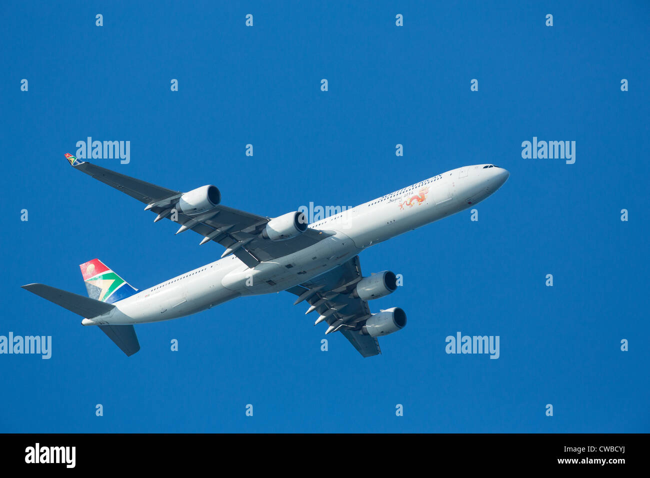 South African Airways Airbus A340-642 Flugzeug ZS-SNG (Cn 557) mit einem speziellen "Peking 2012" Drachen Aufkleber Stockfoto