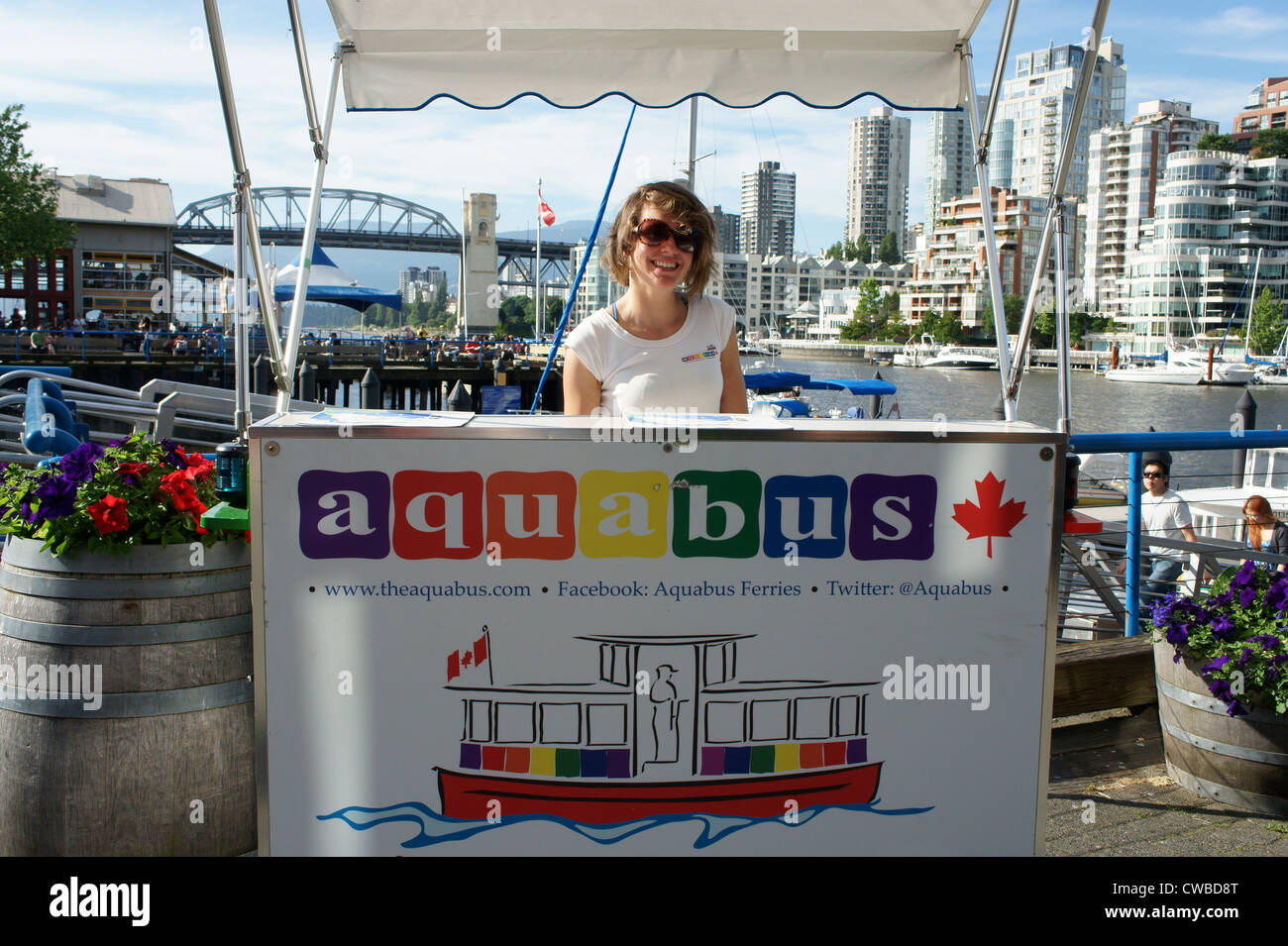 Junge Frau, Verkauf von Tickets für den Aquabus Fähre, Granville Island, Vancouver, British Columbia, Kanada Stockfoto