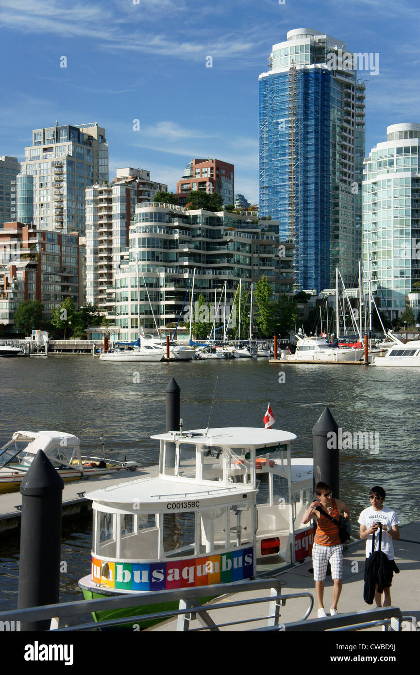 Zwei junge asiatische Männer wenn Sie aus dem aquabus Wassertaxi, False Creek und Granville Island, Vancouver, British Columbia, Kanada Stockfoto