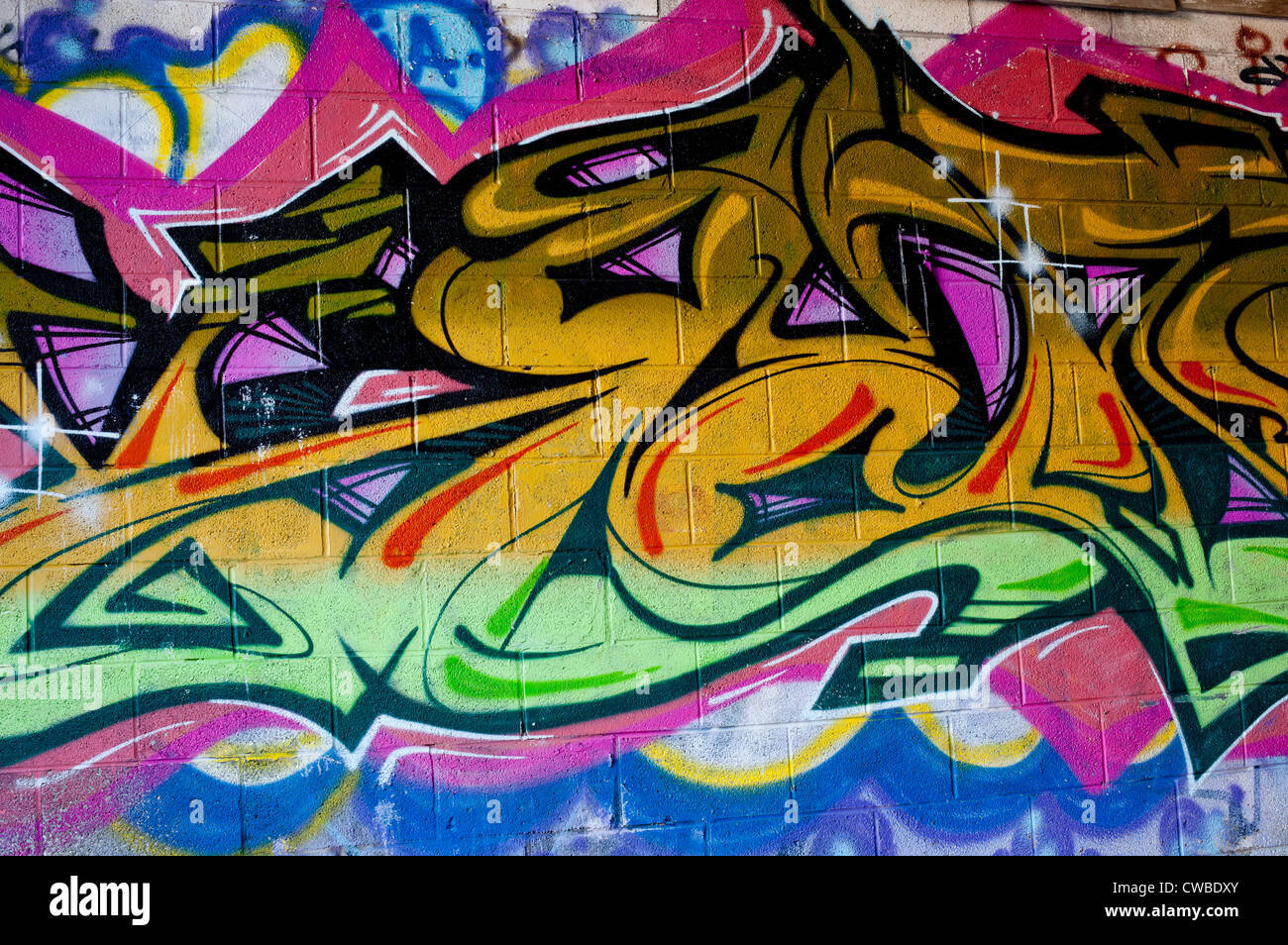 Lebendige Graffiti Buchstaben auf einem verlassenen Gebäude in Detroit Michigan Stockfoto