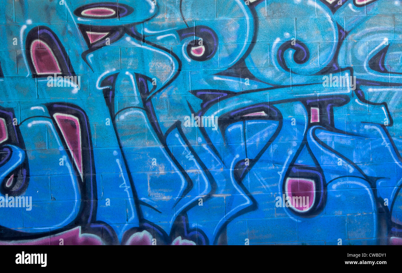 Hell blau Graffiti Buchstaben auf einem verlassenen Gebäude in Detroit Michigan Stockfoto