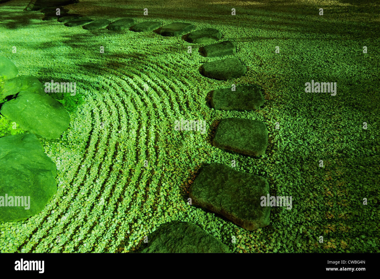 malerischen japanischen Zen Garten von nahezu mit saurer grüner Beleuchtung Stockfoto