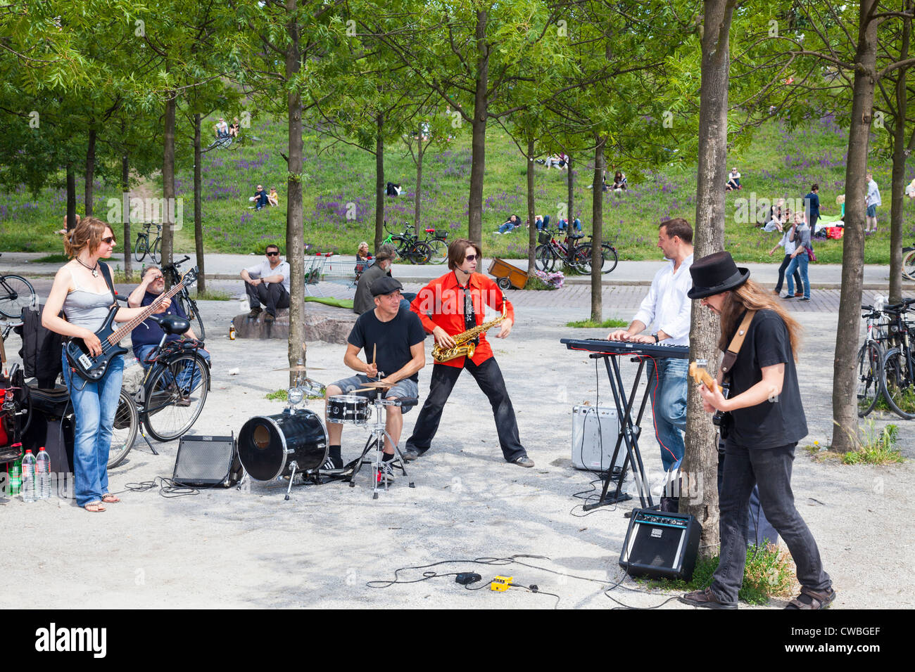 Straßenmusikanten im Mauerpark, Berlin, Deutschland Stockfoto