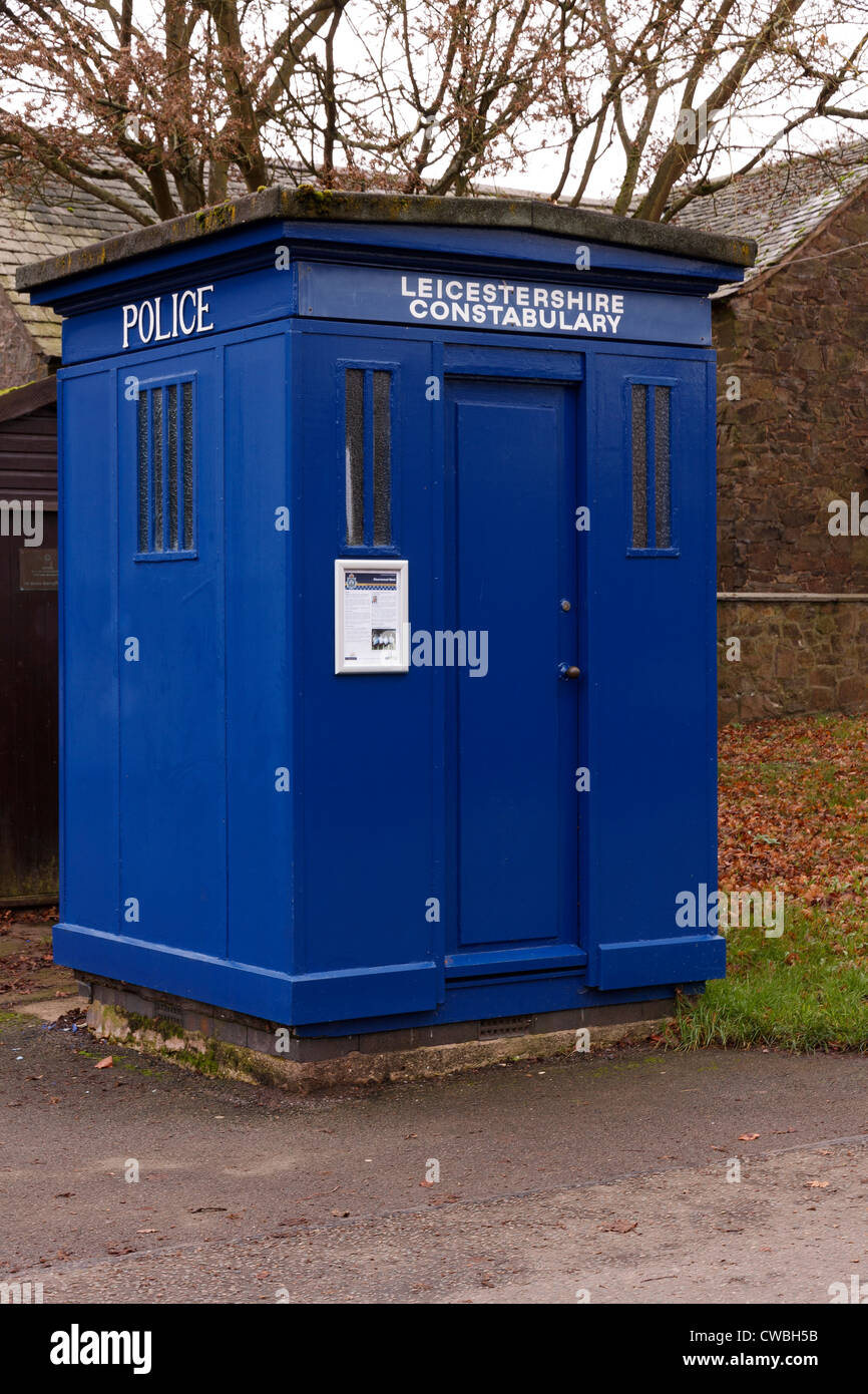 Echte blaue Polizei-Box am Eingang zum Bradgate Park, Newtown Linford Leicestershire, England, UK Stockfoto