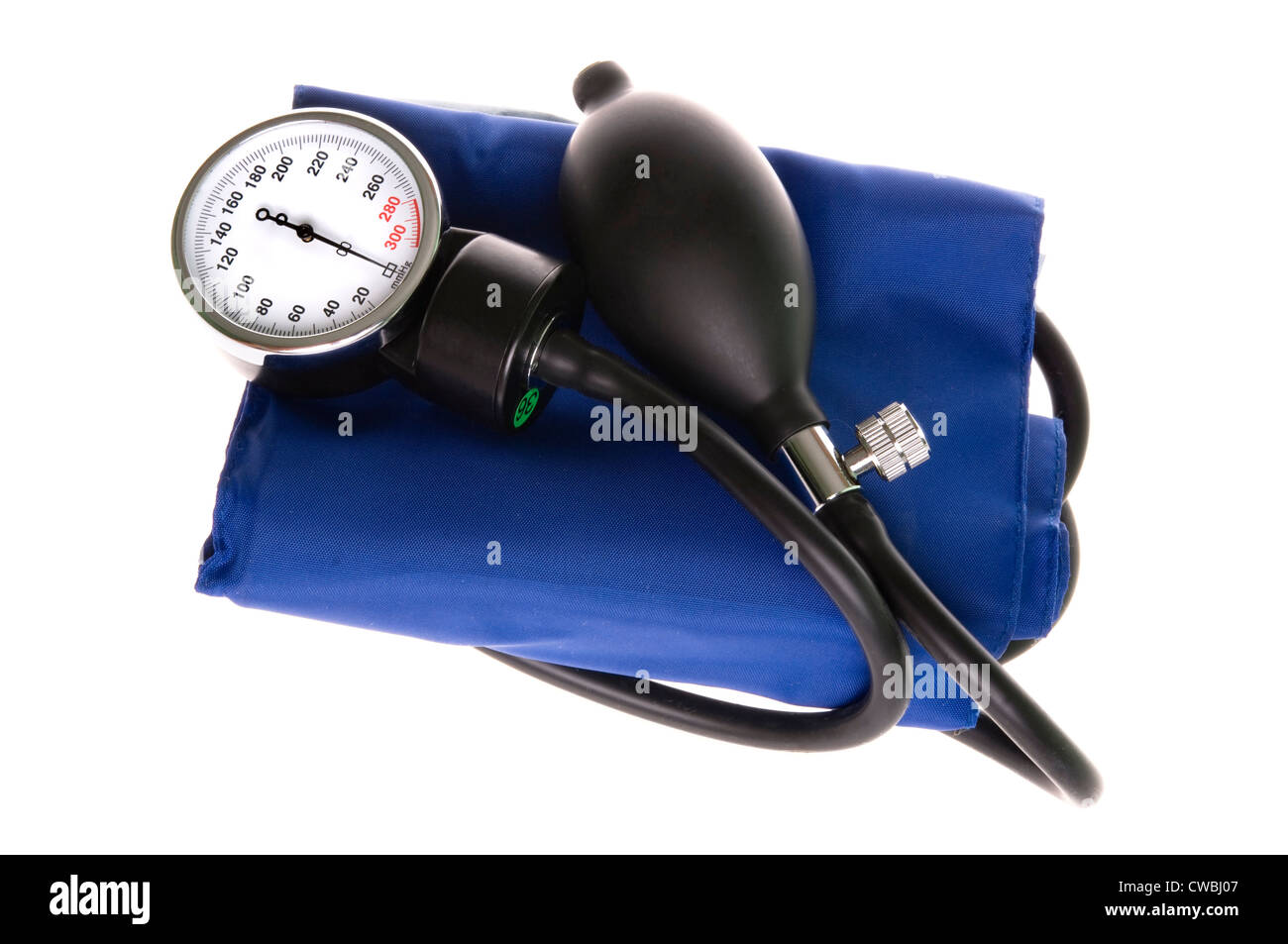 Medizinische Manomete mit einer Glühbirne und einer blauen Manschette. Isoliert auf weißem Hintergrund. Stockfoto