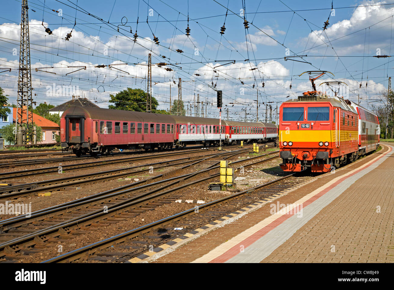 Lokomotive im Bahnhof Stockfoto