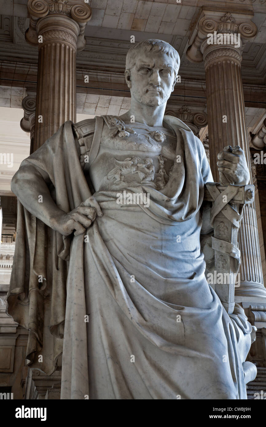 BRÜSSEL - JUNI 22: Statue des antiken Juristen Domitius Ulpianus aus dem Justizpalast des Bildhauers Antoine-Felix Boureon Stockfoto