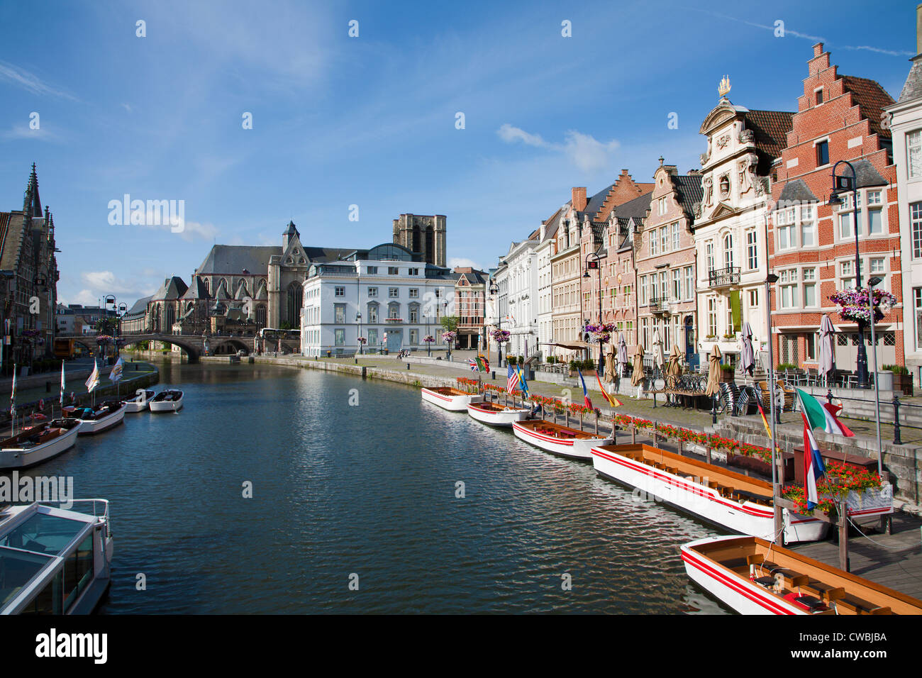 GENT - 23.Juni: Typische Paläste von Korenlei Straße mit den Kanal und die St. Michael Kirche im Morgenlicht am 23. Juni 2012 Stockfoto