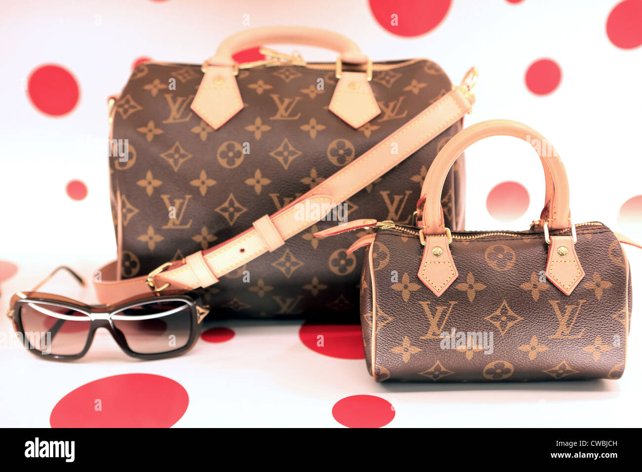 Louis Vuitton Designer-Handtaschen und Sonnenbrillen für Verkauf in Einkaufszentrum. Stockfoto
