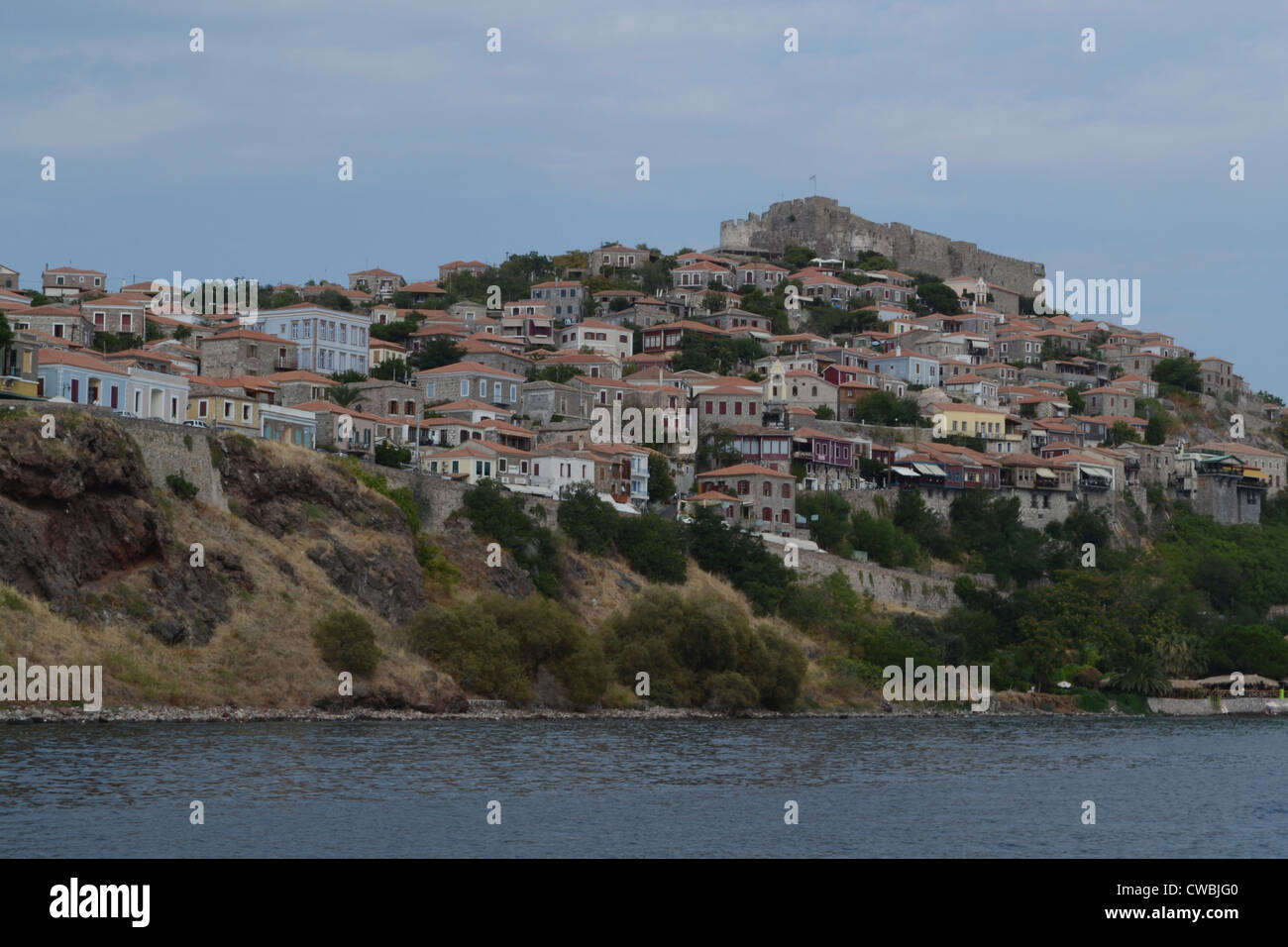 Eine Ansicht von Molyvos (auch genannt Mithymna), ein Dorf auf der griechischen Insel Lesbos. Stockfoto
