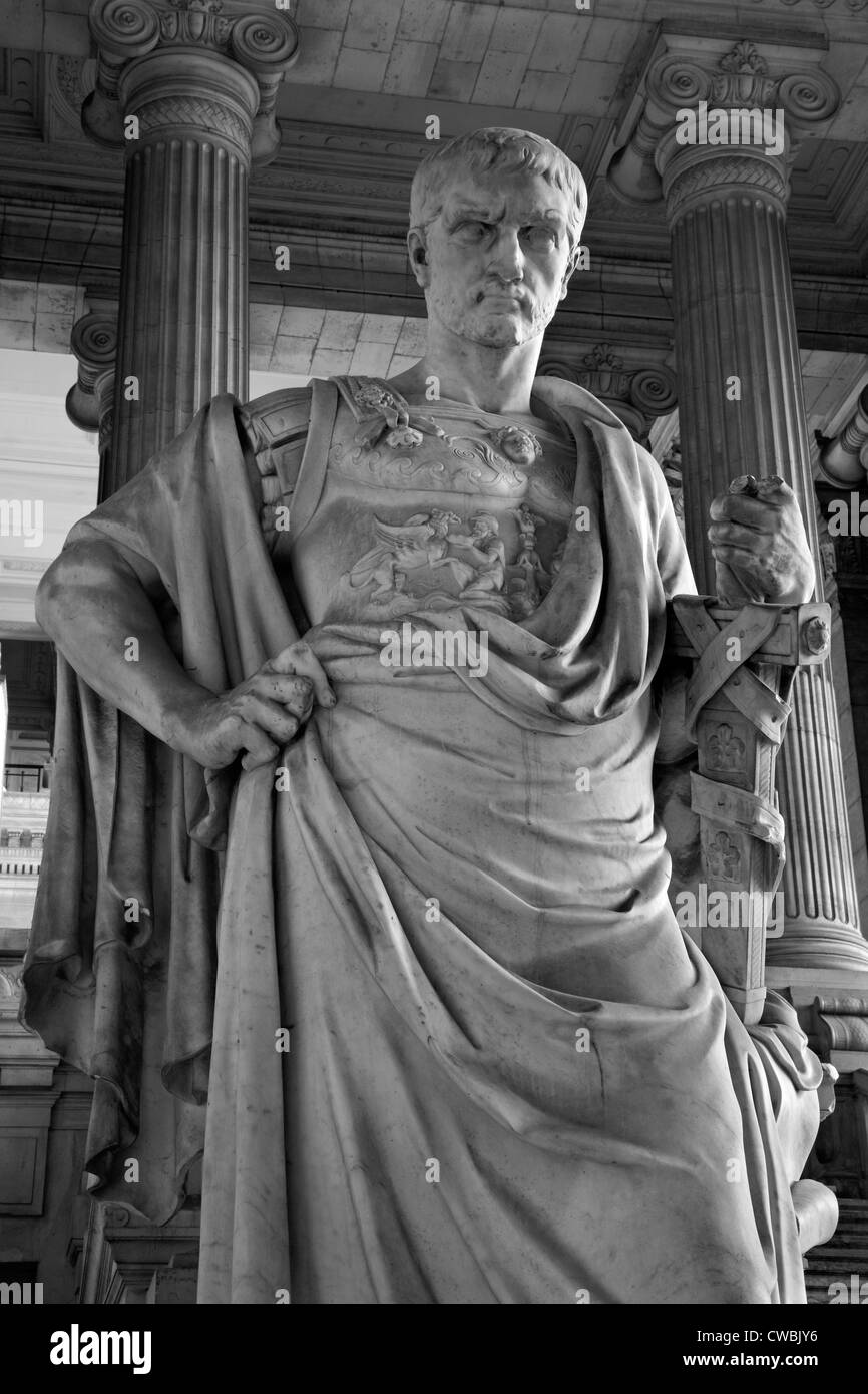 BRÜSSEL - JUNI 22: Statue des antiken Juristen Domitius Ulpianus aus dem Justizpalast des Bildhauers Antoine-Felix Boureon Stockfoto