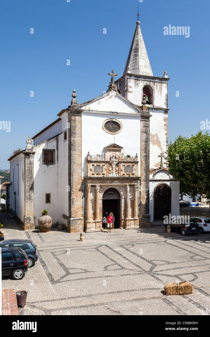 Kirche Santa Maria in Obidos von Direita Street, die Hauptstraße der mittelalterlichen Obidos gesehen. Stockfoto