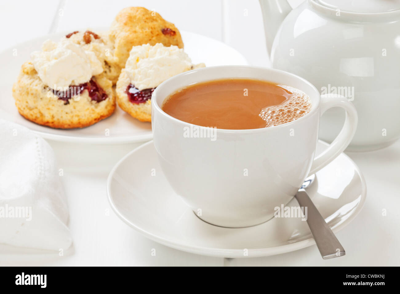 Eine Tasse Tee mit Gebäck, Marmelade und Sahne. Stockfoto