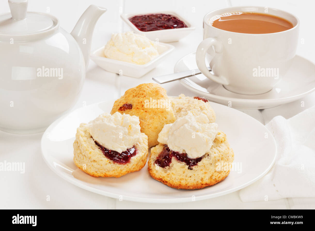 Scones mit Marmelade und Sahne und einer Tasse Tee. Stockfoto