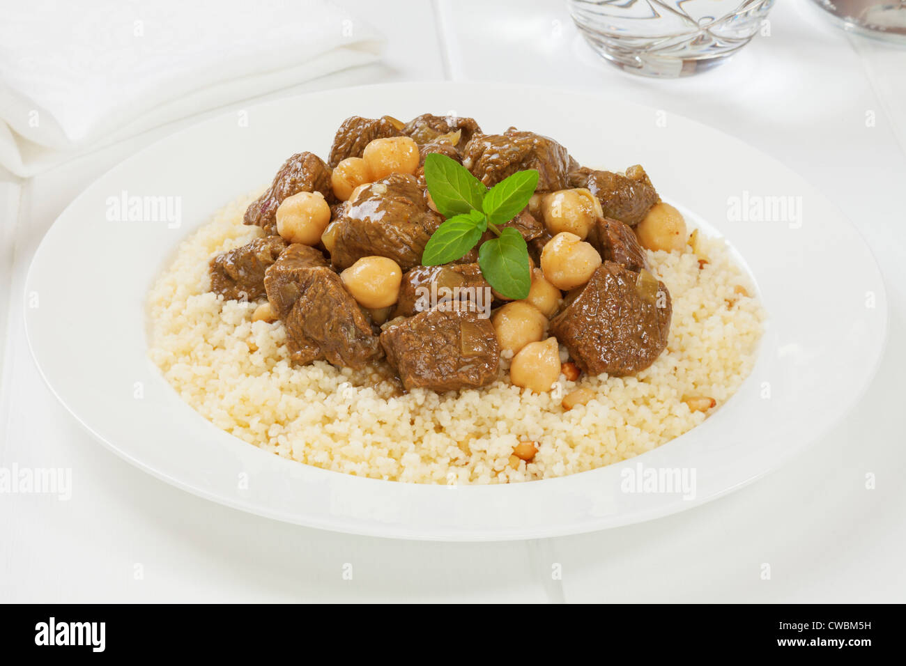 Marokkanisches lamm tajine mit couscous -Fotos und -Bildmaterial in ...