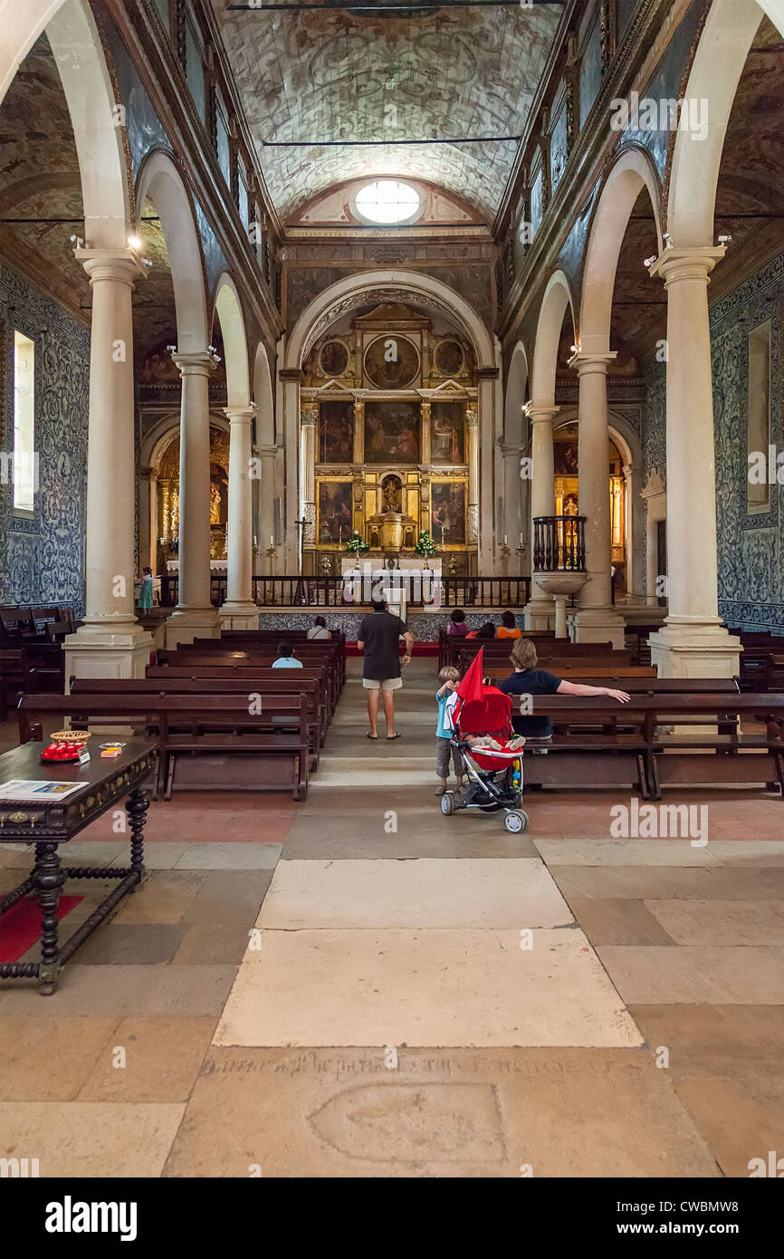 Innenraum der mittelalterlichen Kirche Santa Maria bedeckt in barocken Blues Fliesen. Obidos, Portugal. Stockfoto