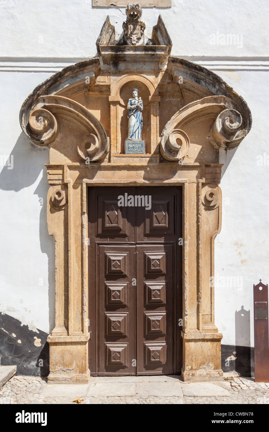 Portal der Misericordia Kirche (16. Jahrhundert - Renaissance / manieristischen) in Obidos. Óbidos, Portugal. Stockfoto