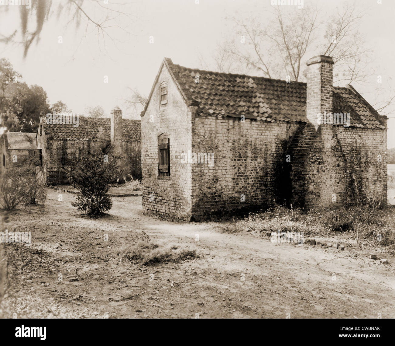 Slave-Kabinen, gebaut vor dem Bürgerkrieg auf Boone Hall Plantage in South Carolina Tiefland.  1937-Foto von Frances Stockfoto