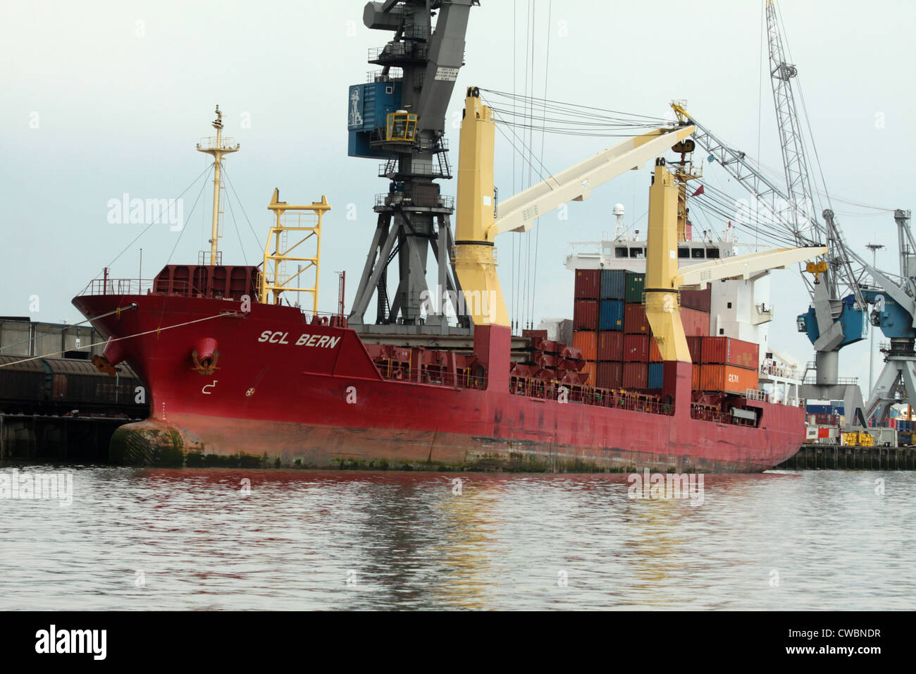 Küsten- und Feeder-Containerschiffe am Kai, Hafen von Rotterdam Stockfoto
