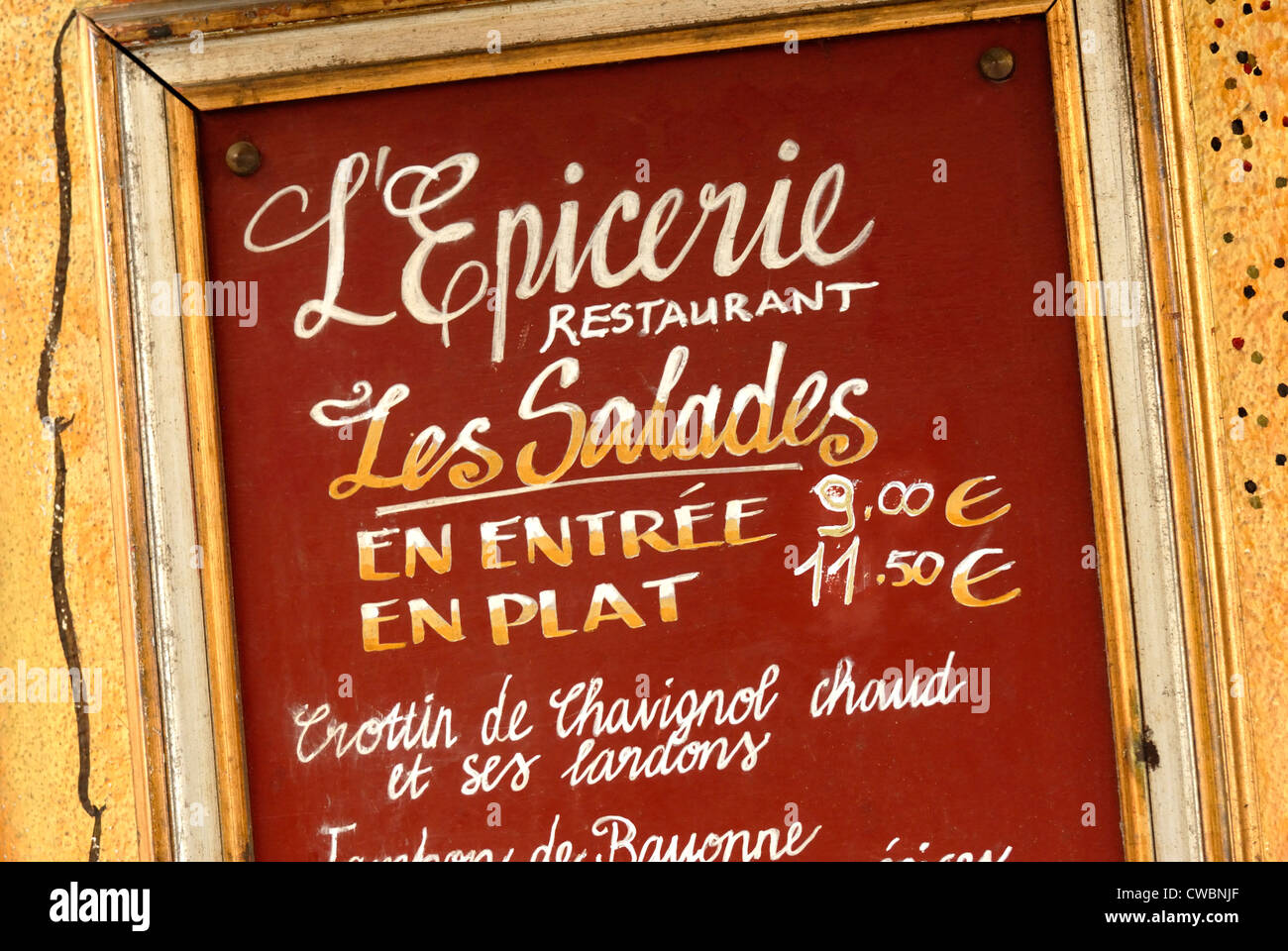 Paris, Frankreich. L'Epicerie Restaurant Menü: Salate als Vorspeise oder Hauptgericht Stockfoto