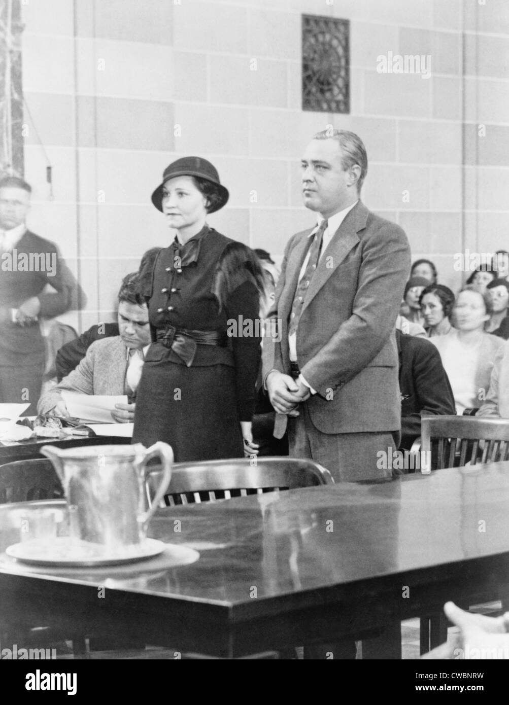 George "Machine Gun" Kelly (1897-1954), und Frau Kathryn vor Gericht am 13. Oktober 1933 empfangen Lebensätze für die Stockfoto