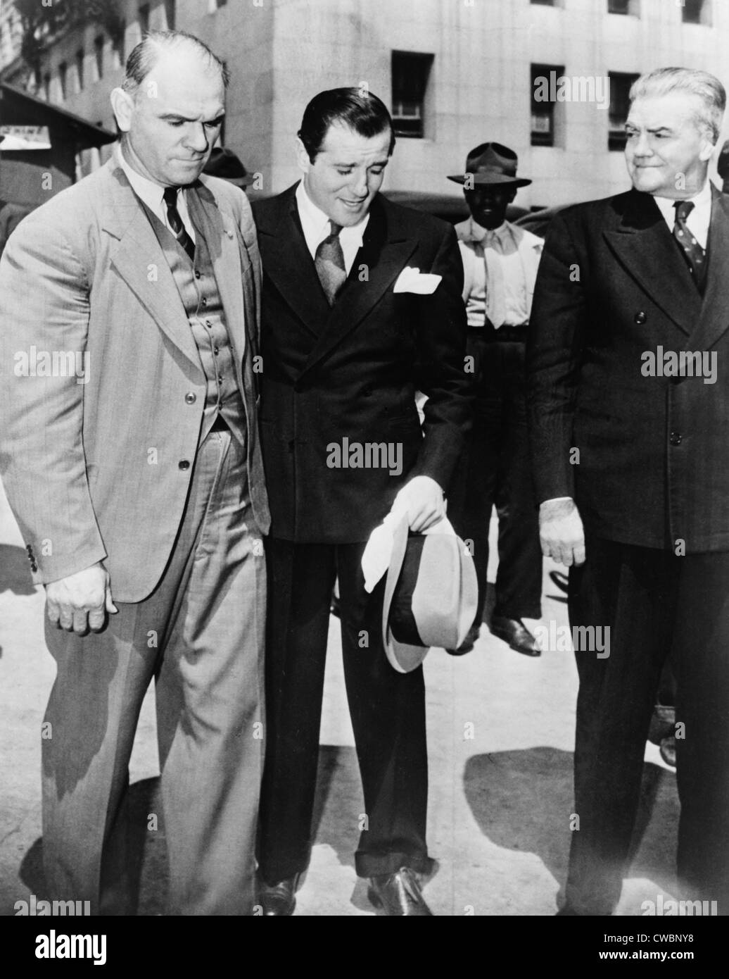 Benny "Bugsy" Siegel (1906 – 1947), verhaftet und in die Obhut des US Marshals in Los Angeles. 1941. Warren Beatty gespielt Stockfoto