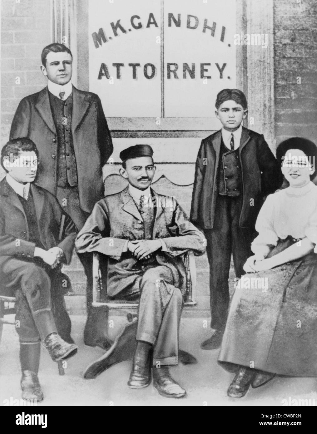 Mahatma Gandhi sitzen, umgeben von vier Mitarbeiter und Angestellte in Südafrika. Ankunft in 1893, plante er, nur bleiben Stockfoto