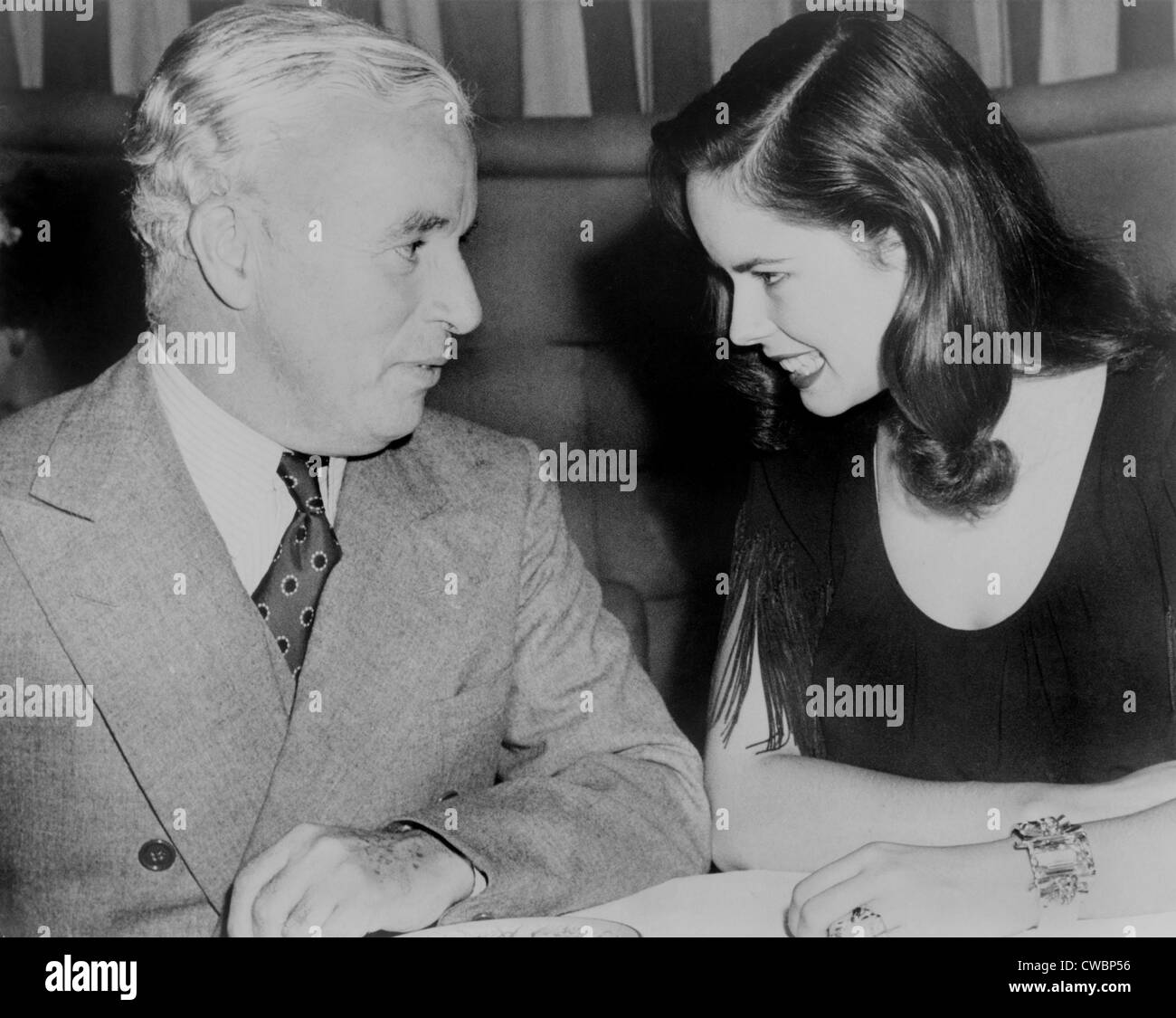 Charlie Chaplin (1889-1977) sitzt mit seiner jungen Frau Oona in Hollywood Diskothek im Jahr 1944. Das Paar heiratete der vorherigen Stockfoto