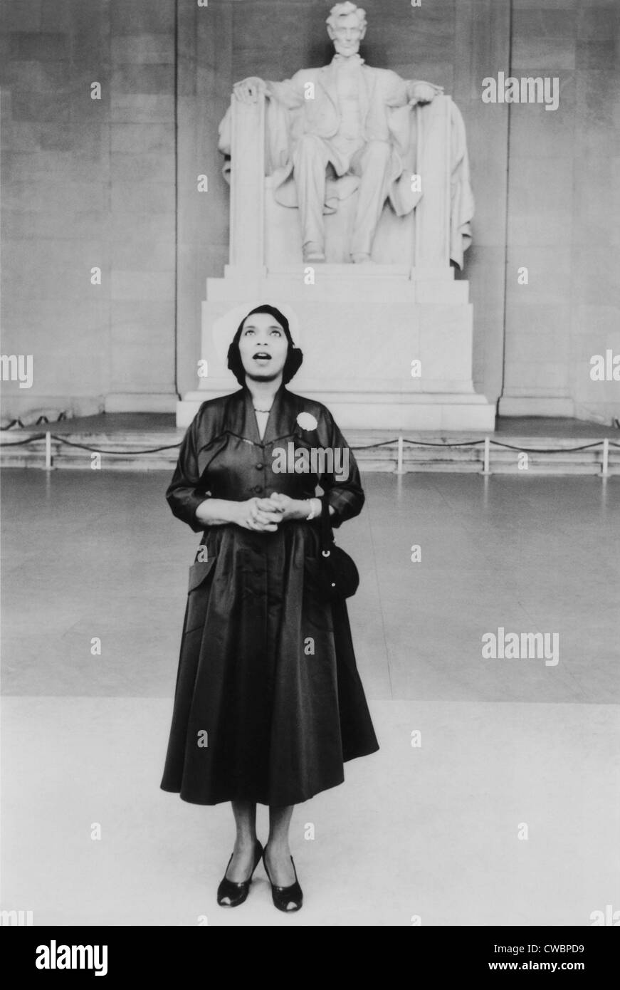 Opernsängerin Marian Anderson steht vor der Statue von Lincoln am Lincoln Memorial in Washington D.C., dem Gelände der Stockfoto