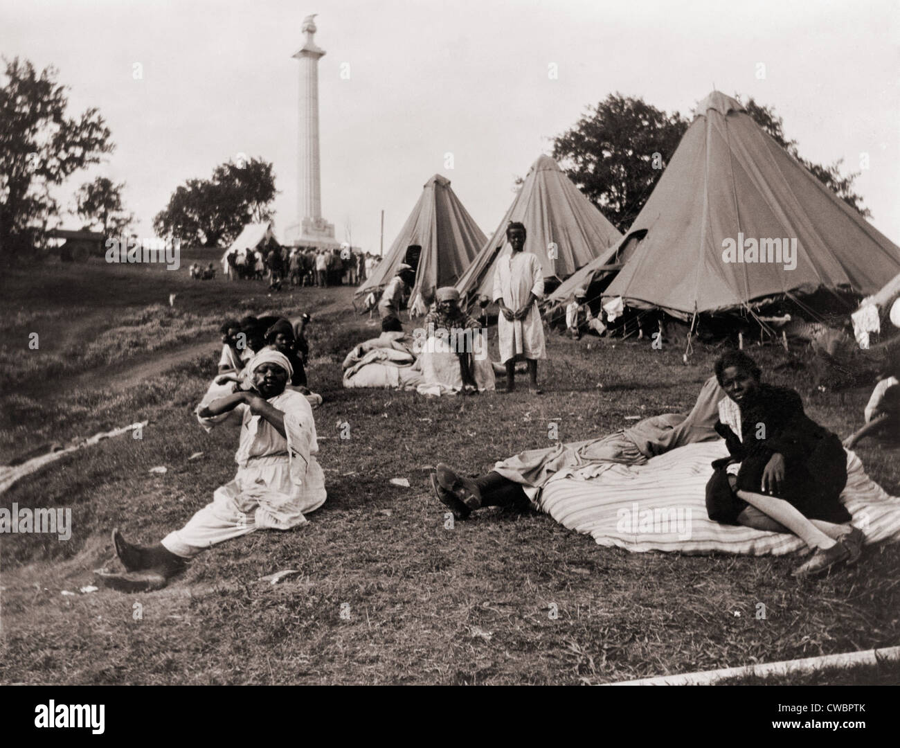 African American Flüchtlinge vor ihren Häusern temporäres Zelt während der 1927 Mississippi-River-Flut. Im Hintergrund ist Stockfoto
