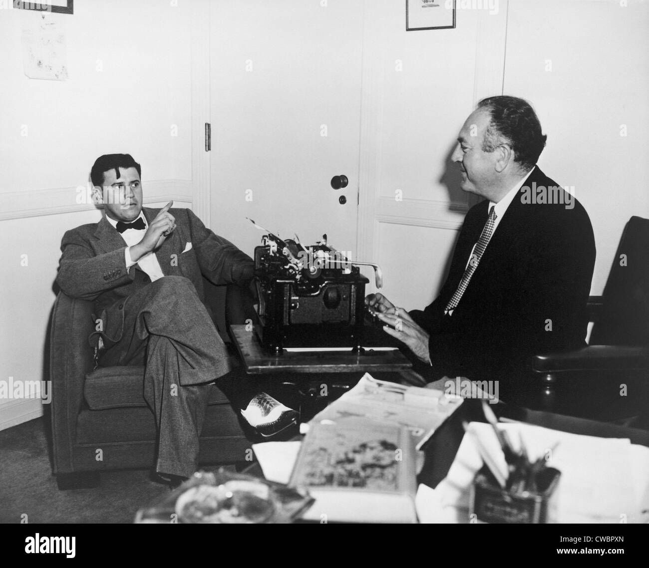 Film Produzent Val Lewton (1904 – 1951), bei einem Treffen mit einem schreitend gekleideter Mann trägt eine Fliege und Spectator Schuhe. Ca. 1945. Stockfoto