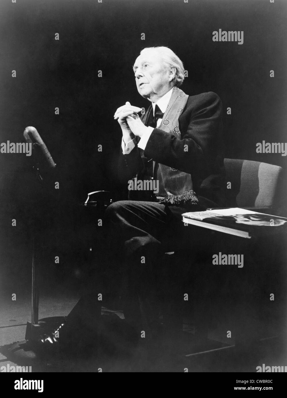 Frank Lloyd Wright (1867-1959), in eine expressive Pose, während THE MIKE WALLACE INTEVIEW Fernsehprogramm, 1957. Stockfoto