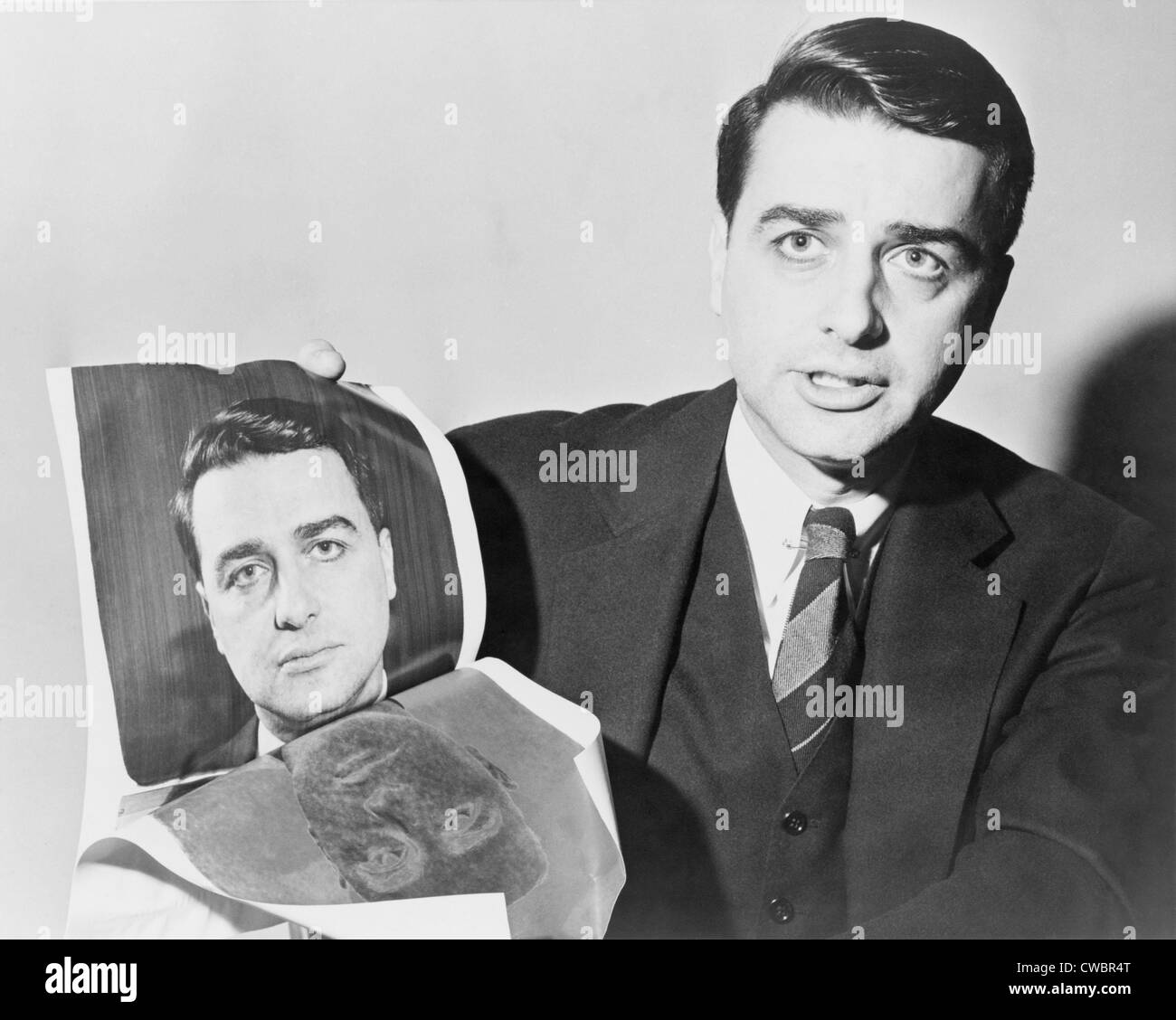 Edwin Herbert Land (1909 – 1991), US-amerikanischer Wissenschaftler und Erfinder, hält ein Polaroid-Foto von sich selbst, von der Kamera aufgenommenen Stockfoto